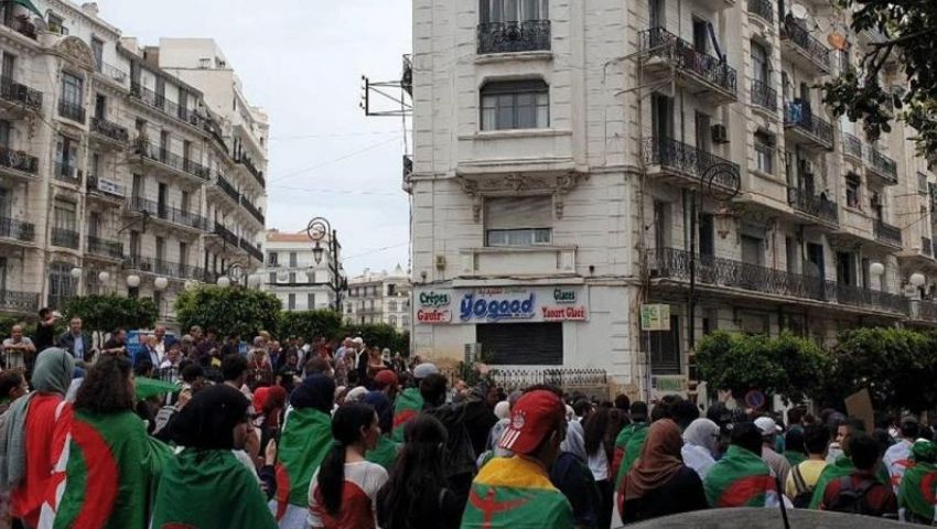 صور وفيديو|«ماكانش انتخابات يا العصابات».. شعار حراك طلاب الجزائر في عيدهم الوطني