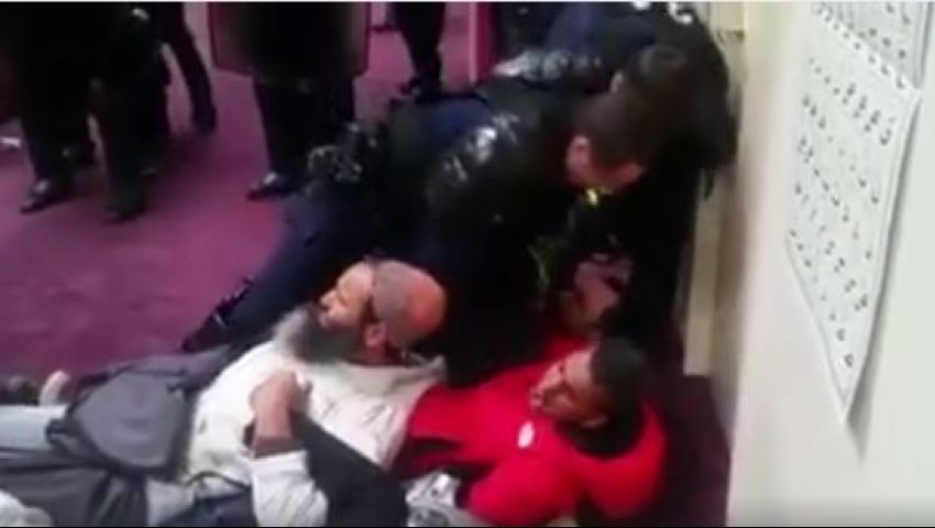 بالفيديو.. الشرطة الفرنسية تجبر المصلين على الخروج من المسجد بالقوة