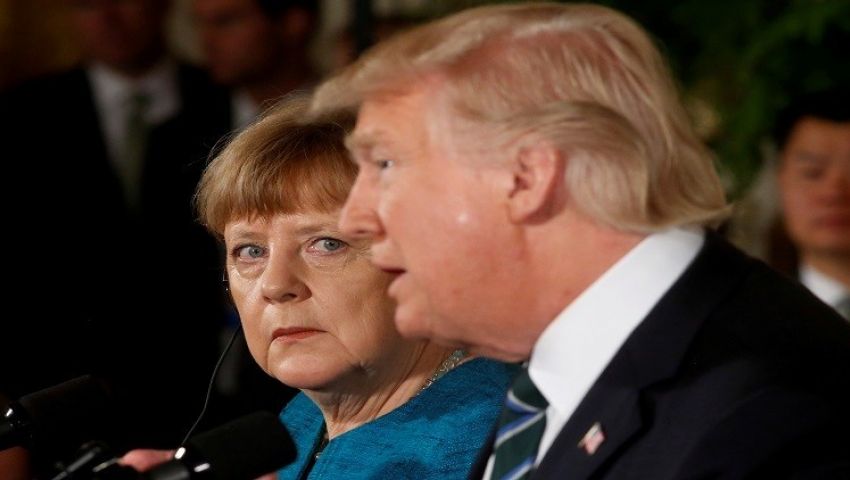 ميركل تأمل في إحياء محادثات متوقفة مع أمريكا بشأن التجارة الحرة