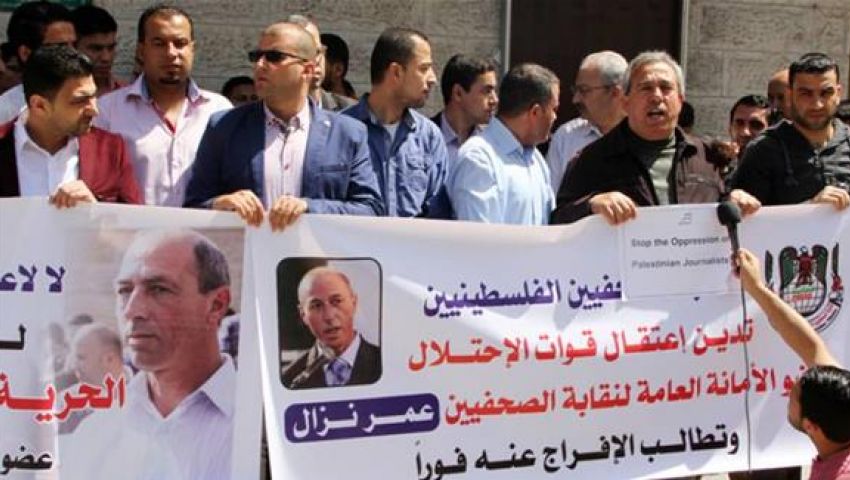 إسرائيل تمدد اعتقال صحفي فلسطيني بدون محاكمة