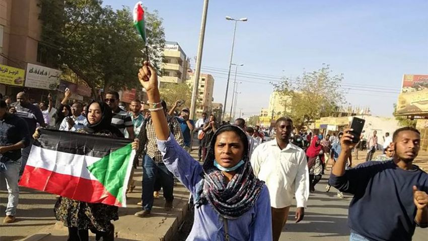 فيديو| بعد 50 يوما من الاحتجاجات.. هكذا يخفت البشير أصوات النساء