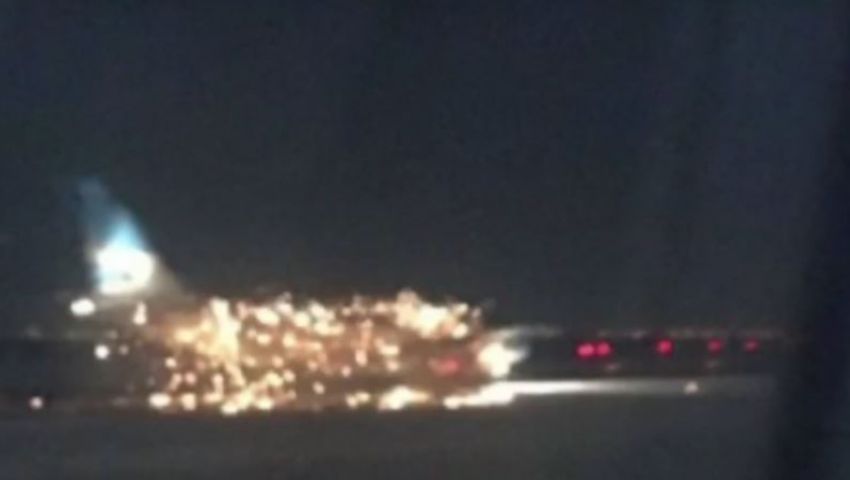 شاهد..لحظة اشتعال النيران في طائرة بأمريكا