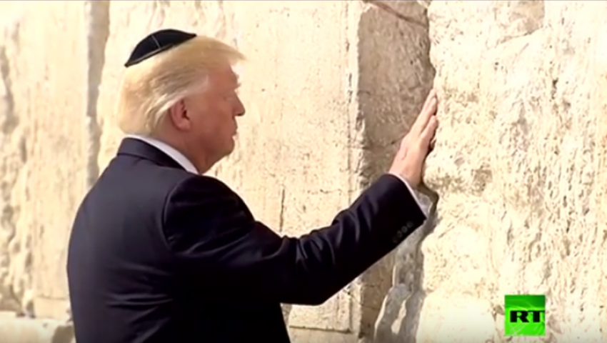 فيديو..«ترامب» يصلي أمام حائط البراق في القدس بالـ«كيباة» اليهودي