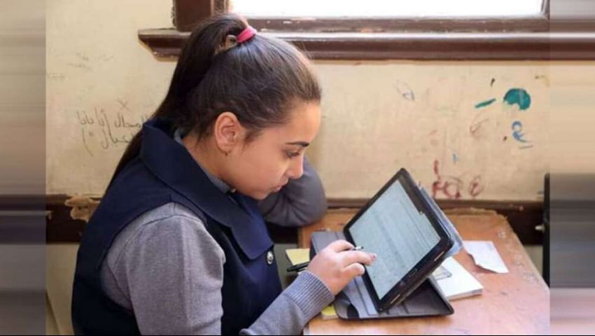 بعد 3 سنوات «تابلت».. لماذا عادت «التربية والتعليم» للامتحانات الورقية؟