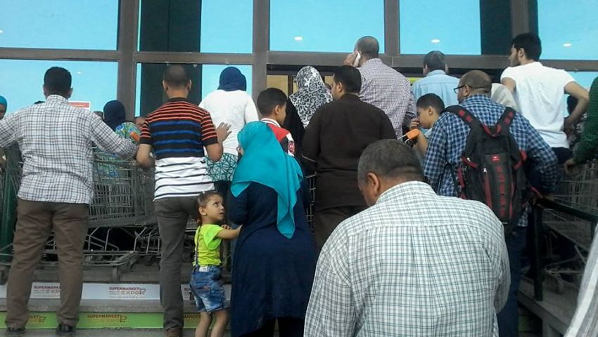 بالصور|«أهلا رمضان» يفتح أبوابه قبل الموعد بساعة وسط إقبال كثيف