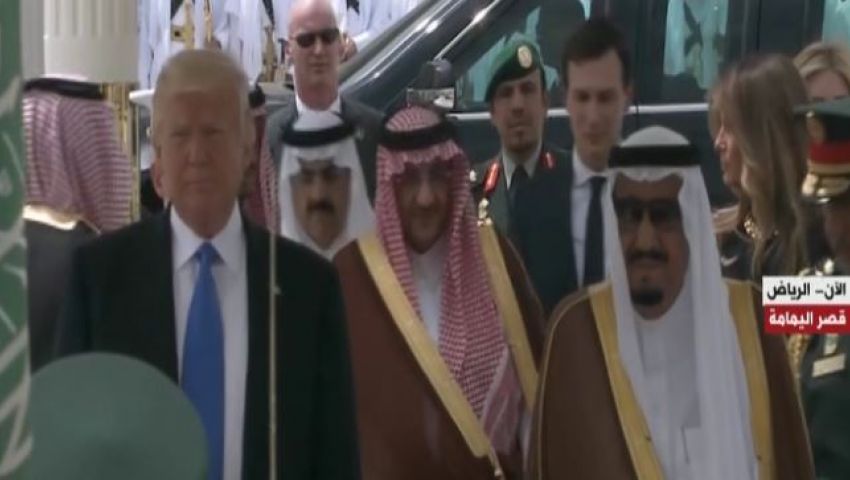 بالفيديو.. لحظة وصول ترامب إلى الديوان الملكي السعودي بالرياض