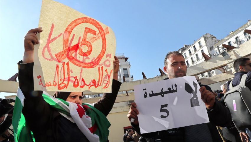 واشنطن بوست: مع تدفق المتظاهرين للشارع.. رياح التغيير تهب على الجزائر