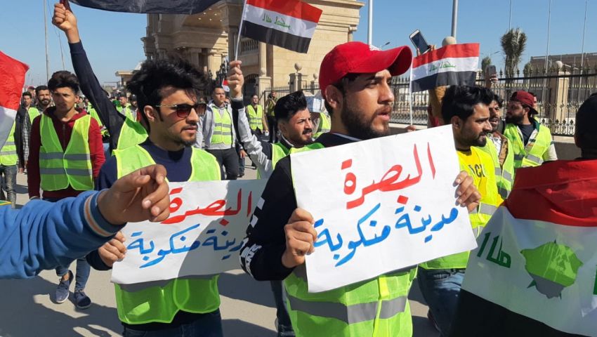 صور| بـ «السترات الصفراء».. التظاهرات تعود مجددًا في البصرة