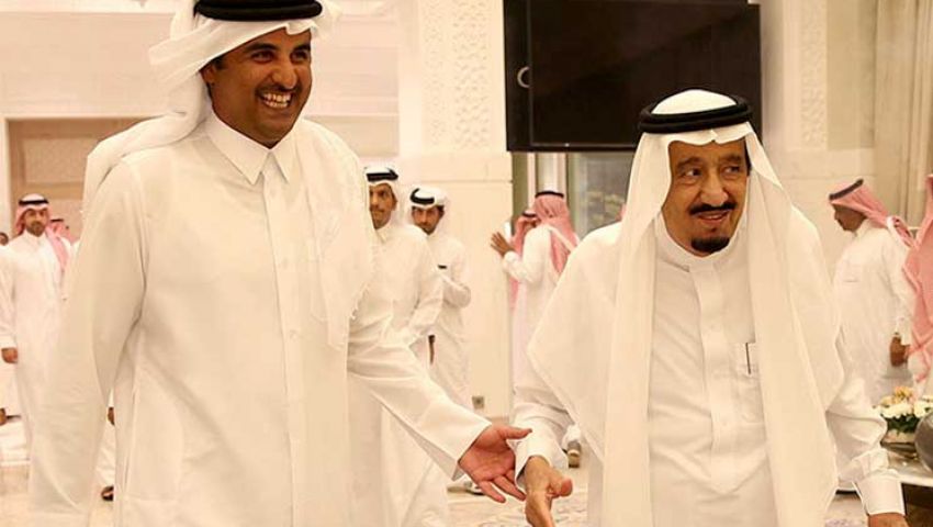 بالفيديو| أمير قطر يستقبل الملك سلمان