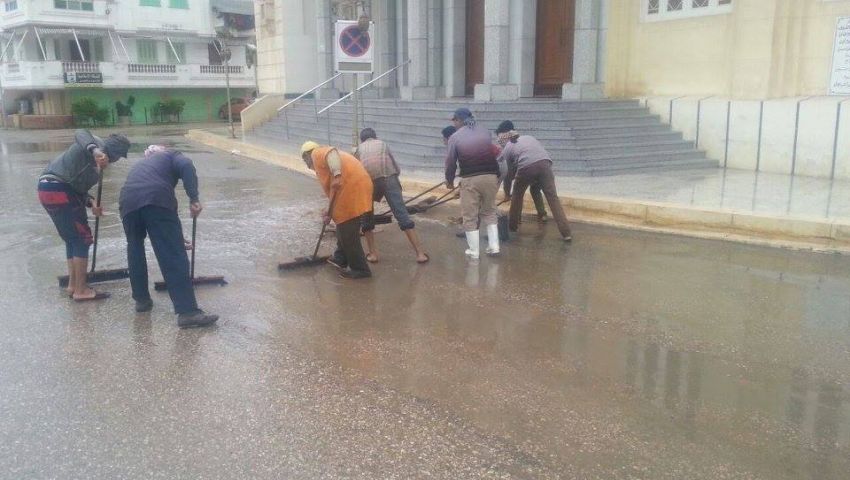 بالصور| طوارئ بدمياط لسوء الطقس والدفع بسيارات لشفط مياه الأمطار
