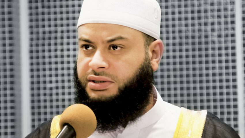للعام الثاني.. حاتم فريد الواعر يؤم المصلين في أمريكا طوال رمضان