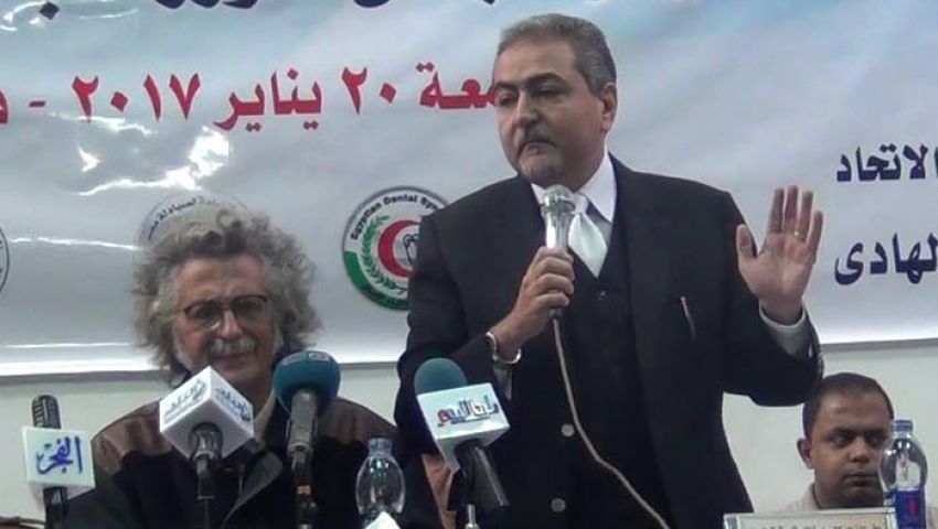 بالفيديو| نقيب البيطريين لـ العلاج الطبيعي: إنت خريج تربية رياضية