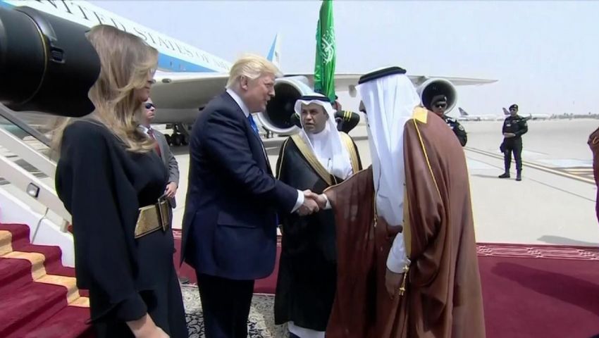 فيديو وصور| العاهل السعودي يستقبل ترامب في مطار الرياض