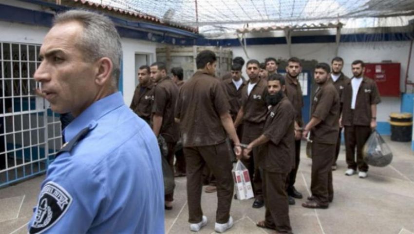 أسرى فلسطينيون بسجون الاحتلال يضربون عن الطعام
