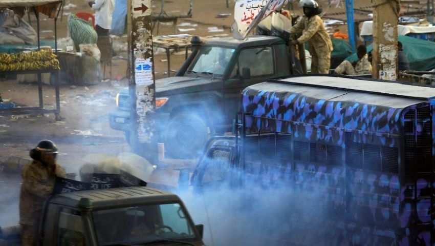 بعد 4 أشهر احتجاجات.. هل يقف الجيش في وجه البشير؟