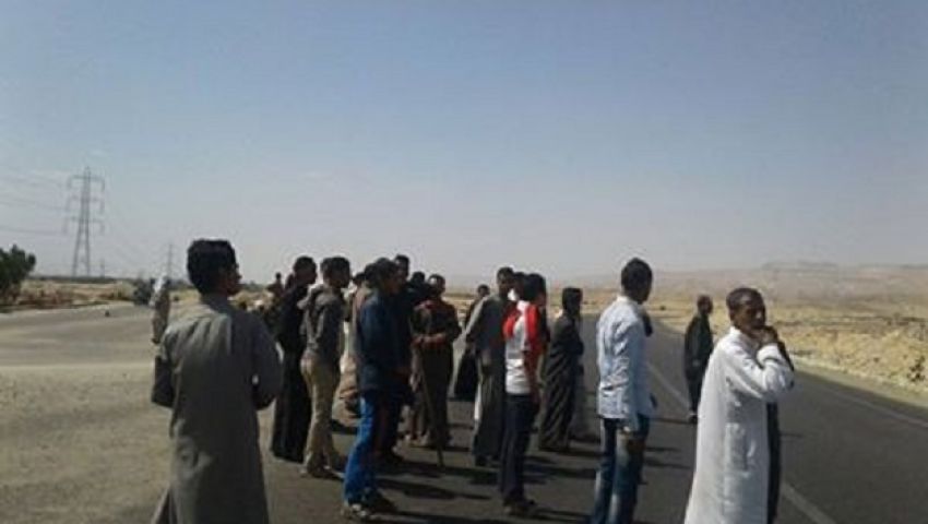 بالصور| قطع طريق «قنا - الأقصر» احتجاجًا على اختطاف طفل