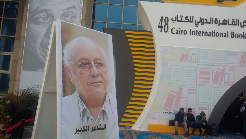 بالصور| بعد رحيله بيوم..سيد حجاب يستقبل جمهور معرض الكتاب