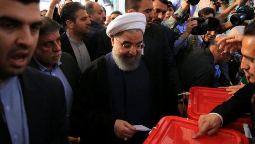 بالصور| روحاني يدلي بصوته في انتخابات الرئاسة الإيرانية