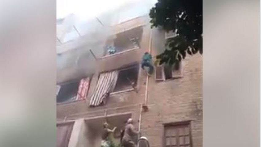 فيديو| سبايدر مان في الزاوية الحمراء.. كيف أنقذ جهاد يوسف ٣ أطفال من حريق شقتهم؟
