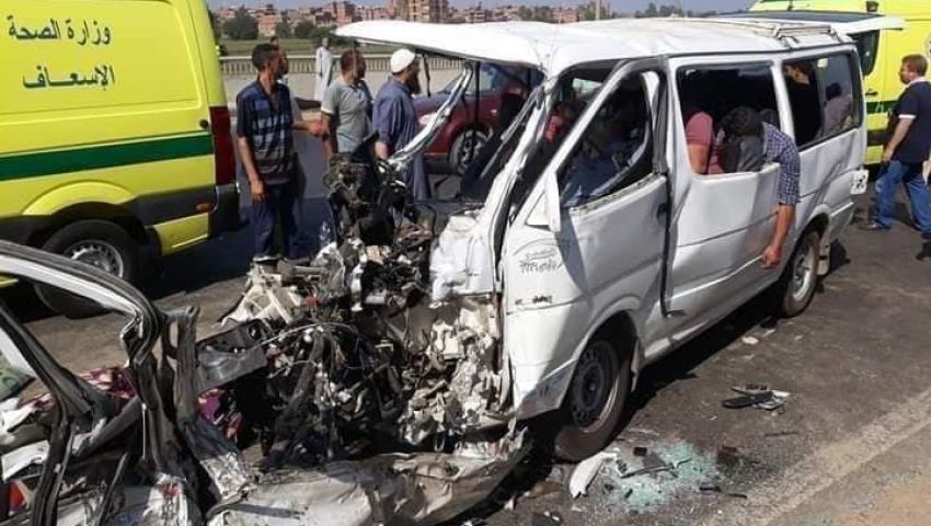 صور| مصرع 8 عمال بحادث تصادم في الطريق الإقليمي ببنها