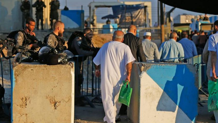 بالصور| الآلاف يتوجهون لأداء الجمعة بالمسجد الأقصى