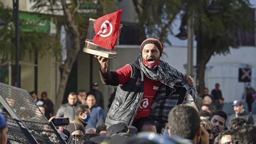 مهد الربيع العربي تشتعل مُجددا.. ماذا يحدث في تونس؟