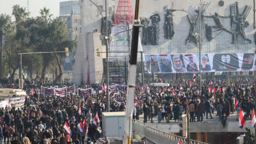 بمئات الآلاف.. استعراض قوة لحلفاء إيران بالعراق في ذكرى سليماني (فيديو)