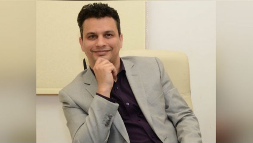 الروائي سراج منير: تعلمت الأدب من جراحة الحروق (حوار)