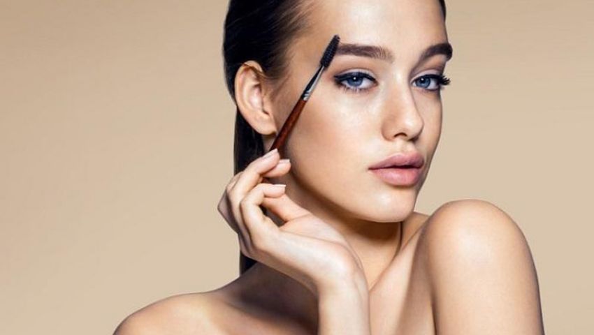 تعرفي على أحدث صيحات تجميل الحواجب