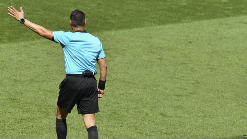 بالفيديو.. حكم يطرد لاعب مرتين في مباراة واحدة