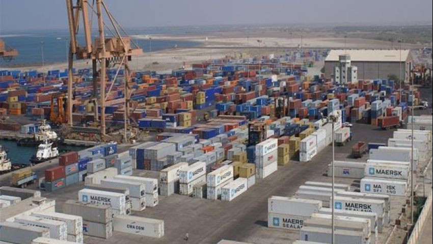 تداول 527 شاحنة بموانئ سفاجا و نويبع