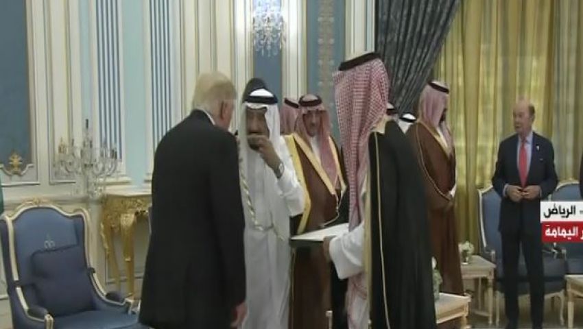 شاهد.. العاهل السعودي يُهدي ترامب  قلادة الملك عبد العزيز