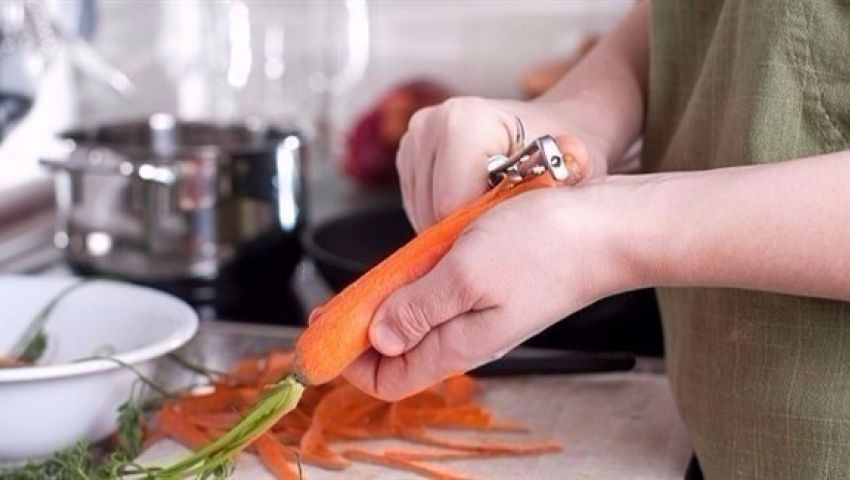 لهذا السبب امتنعي عن تقشير الخضروات