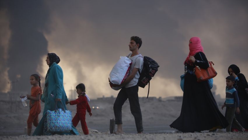 مدنيون يفرون من الموصل هربا من القتال وتنظيم داعش
