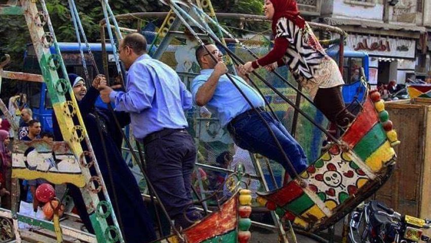 «زوج بيمرجح زوجته»..صورة تكسر قاعدة «خناقة العيد»