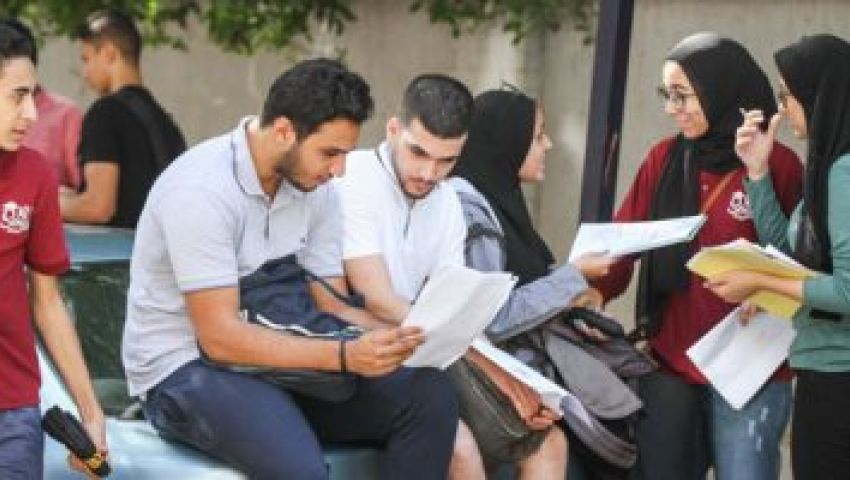 سماعة بـ2000 جنيه.. تجار الغش يعبثون بأحلام طلاب الثانوية العامة 2019