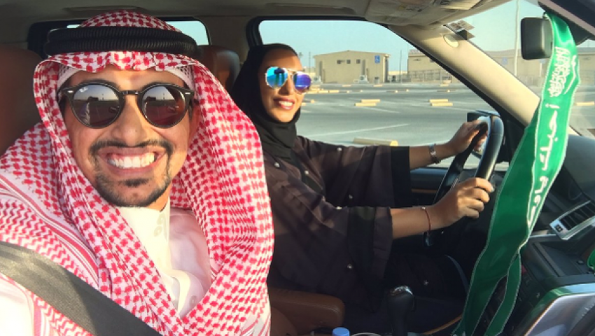 صورة لسعودي يدرب زوجته على قيادة السيارة تثير جدلا على تويتر
