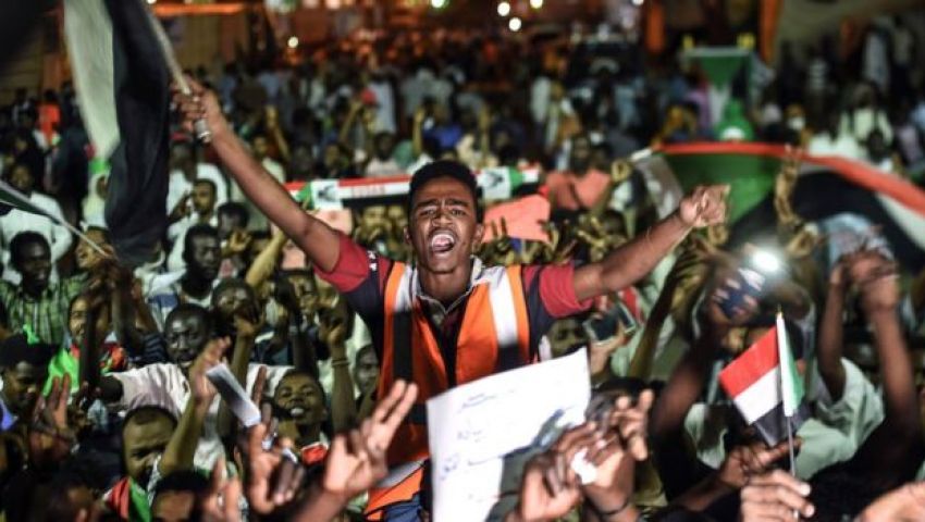 بعد لقاء مبعوثها بقوى المعارضة.. لماذا تتدخل أمريكا الآن في السودان؟