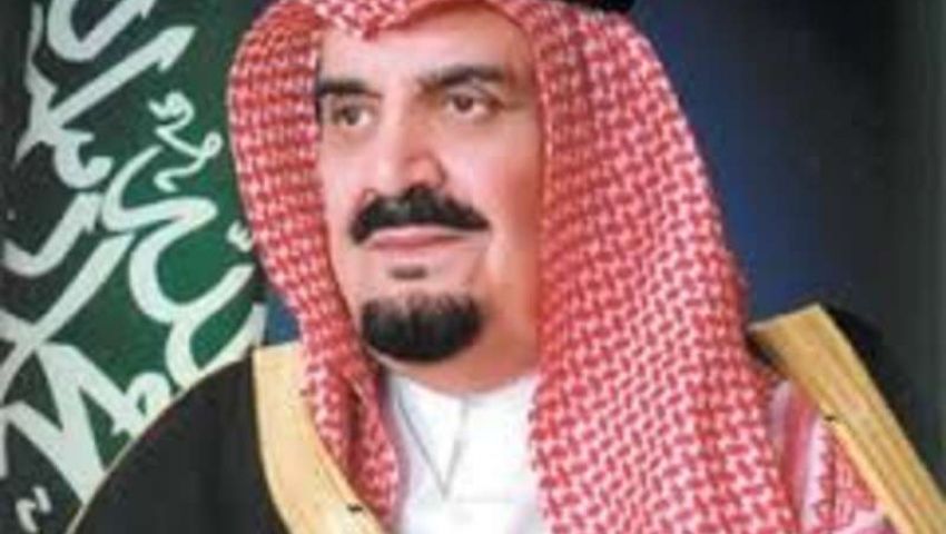 العاهل السعودي يؤدي صلاة الجنازة على أخيه الأمير مشعل