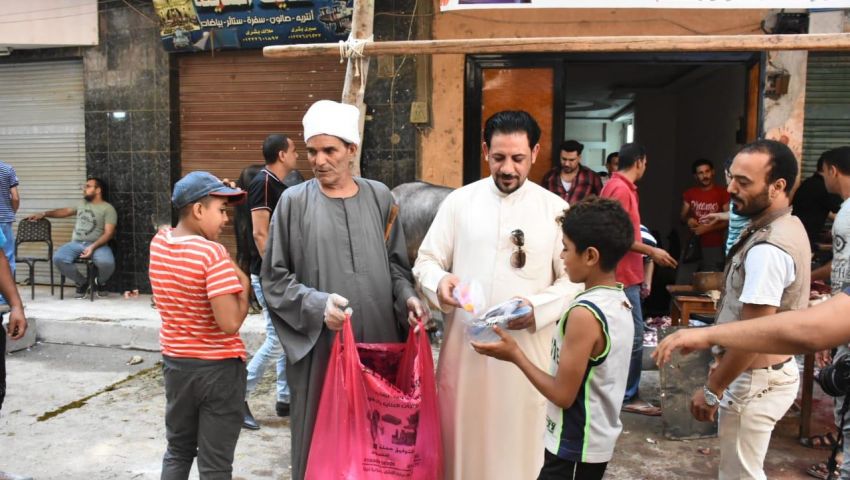 أضاحي بنكهة «الوحدة الوطنية».. مسيحي يذبح 3 عجول وقساوسة يشاركون في الصكوك