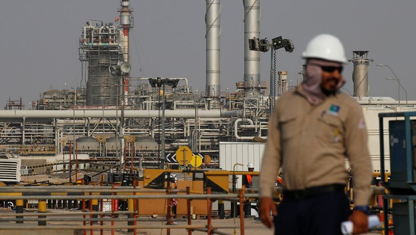 معركة النفط.. هل تنجو السعودية من حلبة تكسير العظام مجددا؟ (تحليل)