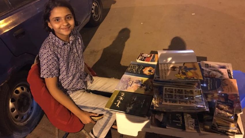 «يسر».. طفلة تبيع الكتب لإعانة والدتها على أعباء الحياة بالإسكندرية