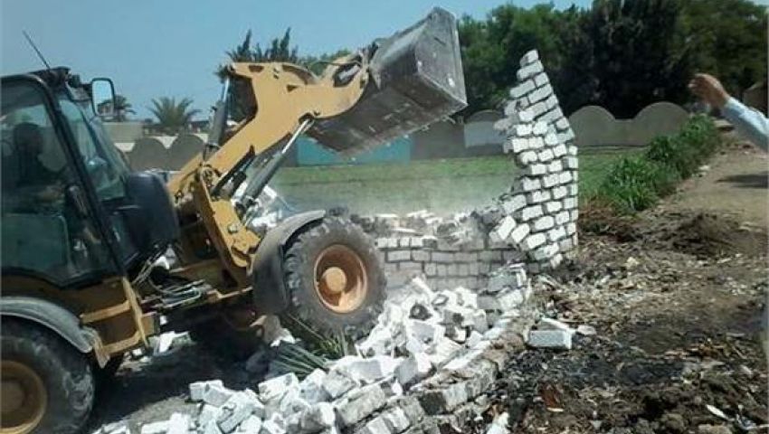 البناء على الأراضي الزراعية.. هل قصرت الدولة فى إنشاء تجمعات سكنية لأهالي الريف؟