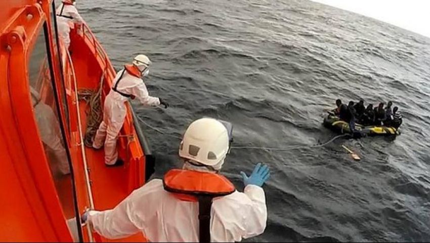البحرية الإسبانية تنقذ 3 مغاربة بعد استغاثة هاتفية من قاربهم