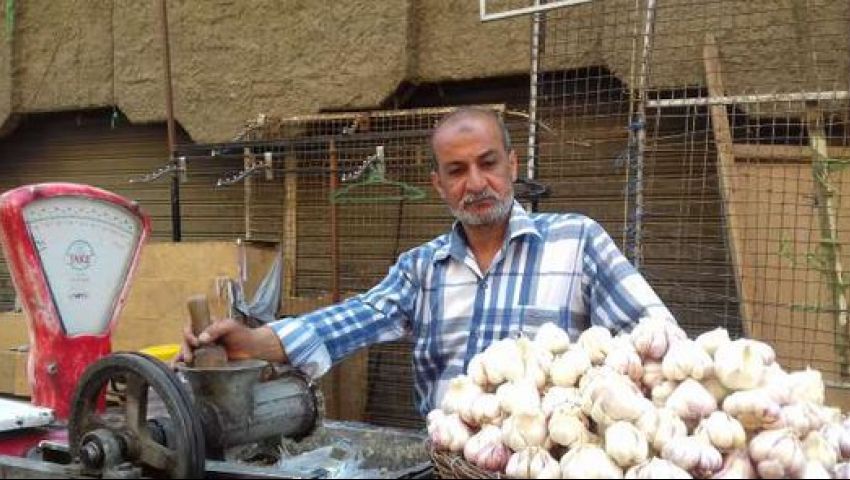 50 جنيهًا للكيلو.. ما سر ارتفاع أسعار الثوم بالأسواق المصرية؟