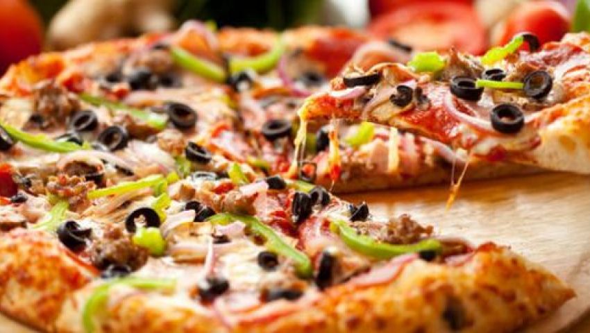 طريقة عمل عجينة البيتزا