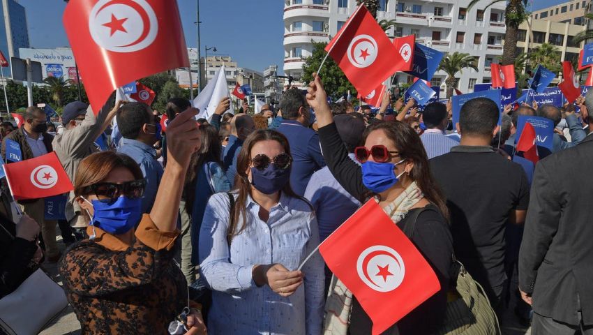 «مهد الثورات» العربية في مأزق.. تونس تغرق في الأزمات