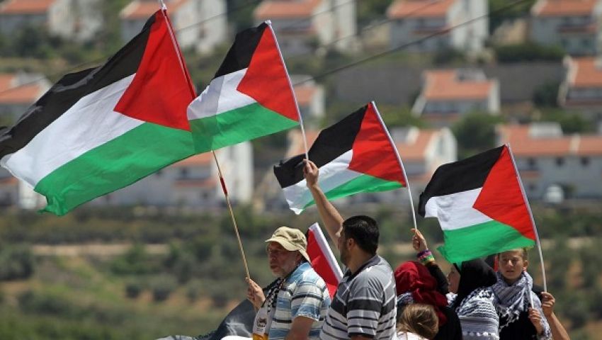 فلسطينيون يتظاهرون بالشموع في غزة احتجاجًا على أزمات القطاع