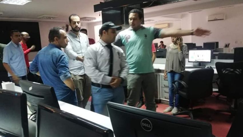 فيديو وصور| صحفيو التحرير يتهمون قرطام بالتصعيد واستئجار بلطجية لطردهم من الجريدة