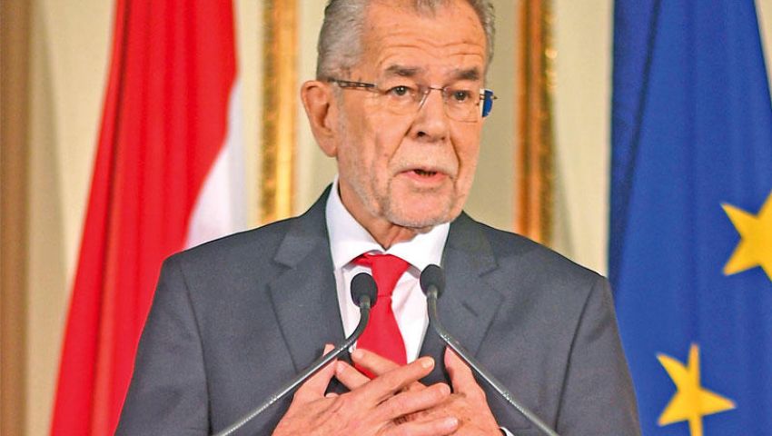 الرئيس النمساوي يعارض إغلاق خط الهجرة عبر المتوسط